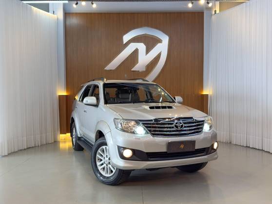 TOYOTA HILUX SW4 3.0 SRV 4X4 7 LUGARES 16V TURBO INTERCOOLER DIESEL 4P AUTOMÁTICO TOYOTA HILUX SW4 3.0 SRV 4X4 7 LUGARES 16V TURBO INTERCOOLER DIESEL 4P AUTOMÁTICO